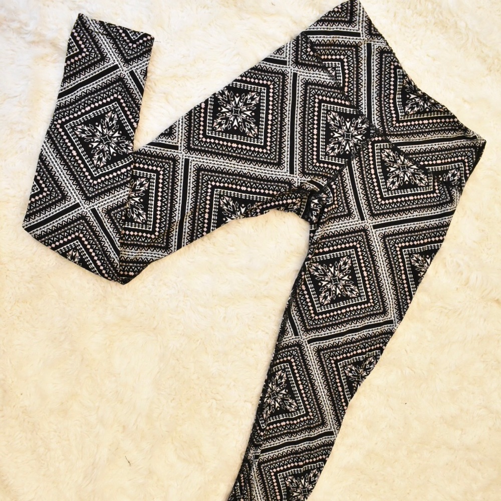 🏹Tribal printed leggings 💗🖤